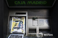 La tasa de mora de la banca española se dispara en abril un cajero de Bankia tapado con pegatinas de una protesta contra el rescate bancario en Madrid el 16 de junio de 2012