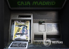 un cajero de Bankia tapado con pegatinas de una protesta contra el rescate bancario en Madrid el 16 de junio de 2012