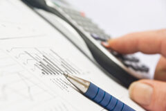 La firma de las cuentas anuales por un administrador discrepante. La resolución de la DGRN de 17 de diciembre de 2012 Calculadora y documento