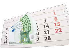 Una hoja de calendario y sobre ella unos billetes de 100 euros