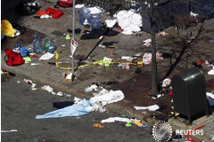 Obama: Las explosiones de Boston son «acto de terrorismo» En la imagen, sangre y destrozos se ven en una de las aceras de la la calle Boylston un día después de que dos bombas estallasen en el Maratón de Boston, el 16 de abril de 2013