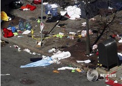 En la imagen, sangre y destrozos se ven en una de las aceras de la la calle Boylston un día después de que dos bombas estallasen en el Maratón de Boston, el 16 de abril de 2013