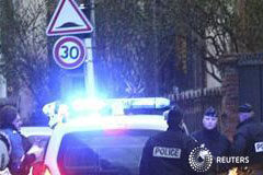 La policía gala acorrala al sospechoso del tiroteo en la escuela Unos policías bloquean una calle durante la redada en Tolulouse