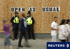 Imagen del 10 de agosto de unos policías junto a una tienda protegida en Streatham, en el sur de Londres.