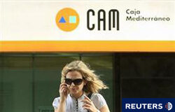La CAM y otras 3 entidades crearán la tercera caja española Una mujer camina frente a una sucursal de la Caja de Ahorros del Mediterráneo (CAM) en Madrid, el 24 de mayo de 2010.