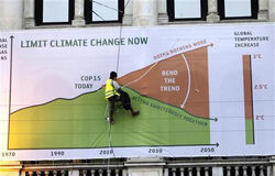 Ban Ki-Moon, optimista ante un acuerdo sobre clima en Copenhague Un operario ajusta un poster sobre cambio climático en Copenhague, el 6 de diciembre de 2009.