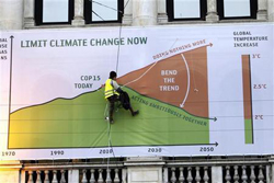 Un operario ajusta un poster sobre cambio climático en Copenhague, el 6 de diciembre de 2009.