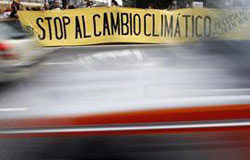 La UE modera su esperanza sobre un acuerdo del clima en 2010 arios manifestantes con una pancarta contra el cambio climático en Sevilla el 12 de enero de 2010.