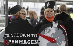 Comienza en Copenhague la mayor cumbre sobre el clima Activistas medioambientales vestidas como cronómetros, se manifiestan en el exterior del centro de congresos, antes de la inauguración de la cumbre climática de la ONU, en Copenhague, el 7 de diciembre de 2009.