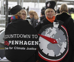 Activistas medioambientales vestidas como cronómetros, se manifiestan en el exterior del centro de congresos, antes de la inauguración de la cumbre climática de la ONU, en Copenhague, el 7 de diciembre de 2009.