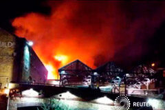 Los bomberos controlan un incendio en el mercado londinense de Camden El incendio en Camden Market, Londres, el 9 de julio de 2017