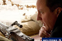 Cameron prevé iniciar la retirada de Afganistán en 2011 Cameron mira desde un puesto de observación entre Lashkar Gah y Gereshk el 6 de diciembre de 2010.