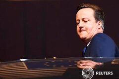 El pulso entre Cameron y sus socios de la UE se prolonga hasta la madrugada Cameron entra en su coche tras abandonar la cumbre en Bruselas, el 19 de febrero de 2016