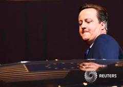 Cameron entra en su coche tras abandonar la cumbre en Bruselas, el 19 de febrero de 2016