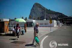 Rajoy no protestará por la visita de Cameron a Gibraltar pese a su descontento Varias personas salen de Gibraltar en la frontera con España en la Línea de la Concepción, el 19 de mayo de 2016