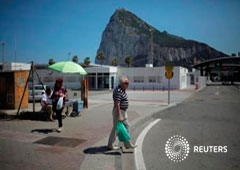 Varias personas salen de Gibraltar en la frontera con España en la Línea de la Concepción, el 19 de mayo de 2016