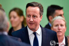 El británico Cameron espera formar un Gobierno en los próximos días Britain"s Prime Minister David Cameron greets supporters as he arrives at the counting centre for his local constituency as ballots are tallied in Britain"s general election in Witney, May 8, 2015