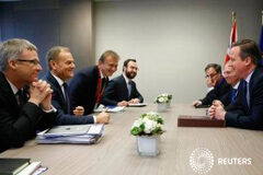 Cameron, listo para «trabajar duro» para alcanzar acuerdo con la UE Cameron (derecha) durante una reunón con el presidente del Consejo Europeo Donald Tusk (segundo por la izquierda) antes de la cumbre de líderes en Bruselas, el 18 de febrero de 2016