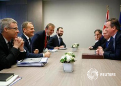 Cameron (derecha) durante una reunón con el presidente del Consejo Europeo Donald Tusk (segundo por la izquierda) antes de la cumbre de líderes en Bruselas, el 18 de febrero de 2016
