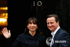 Cameron arrasa y logra una victoria inesperada en los comicios británicos Cameron y su mujer Samantha regresan al número 10 de Downing Street tras las elecciones británicas, en Londres, el 8 de mayo de 2015
