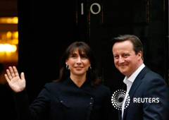 Cameron y su mujer Samantha regresan al número 10 de Downing Street tras las elecciones británicas, en Londres, el 8 de mayo de 2015