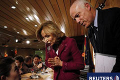 Campa dice que España crecerá menos de lo esperado en 2011 Campa (D) y la ministra de Economía, Elena Salgado (C), en rueda de prensa en Madrid