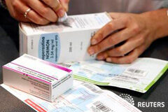 El Constitucional cancela también en Madrid el euro por receta Una farmacéutica dispensa medicamentos en Madrid el 18 de abril de 2012