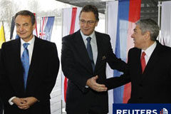 La candidatura ibérica se centra en las infraestructuras El secretario general de la FIFA, Jerome Valcke (C), recibe al primer ministro de Portugal, Jose Socrates (D), y al presidente del Gobierno español, José Luis Rodríguez Zapatero, en Zurich el 2 de diciembre de 2010.