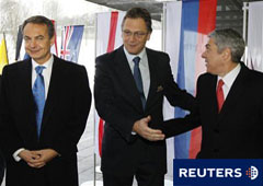 El secretario general de la FIFA, Jerome Valcke (C), recibe al primer ministro de Portugal, Jose Socrates (D), y al presidente del Gobierno español, José Luis Rodríguez Zapatero, en Zurich el 2 de diciembre de 2010.