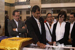 Líderes mundiales despiden a Chávez, Maduro asume el mando en Venezuela El presidente de Ecuador, Rafael Correa, ante los restos mortales de Chávez en Caracas, el 7 de marzo de 2013