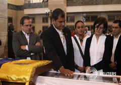El presidente de Ecuador, Rafael Correa, ante los restos mortales de Chávez en Caracas, el 7 de marzo de 2013