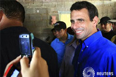 Chávez denuncia un plan de atentado contra su rival en Venezuela Capriles en un acto en maracaibo