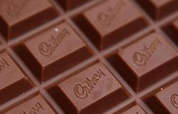 Kraft comprará Cadbury por 11.900 millones de libras Tableta de chocolate de la marca Cardbury