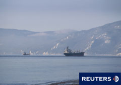 Un carguero navegando