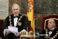 El presidente de Supremo comparecerá en el Congreso El juez Carlos Dívar (I) pronuncia un discurso junto al rey Juan Carlos durante el inicio del año judicial en el Tribunal Supremo