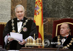 El juez Carlos Dívar (I) pronuncia un discurso junto al rey Juan Carlos durante el inicio del año judicial en el Tribunal Supremo