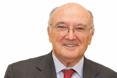 Cinco candidatos optan a la presidencia del CGAE Carlos Carnicer, actual presidente del CGAE