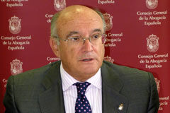 “Satisfecho y orgulloso de esos más de 35.000 abogados, mal pagados en la mayoría de los casos” Carlos Carnicer durante la presentación del Informe