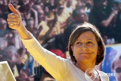 La Fiscalía se querella contra la presidenta del Parlament por desobediencia Forcadell gesticula tras un discurso cuando era la presidenta de la Asamblea Nacional Catalana, en una manifestación proindependencia en Barcelona el 19 de octubre de 2014