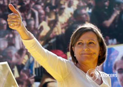 Forcadell gesticula tras un discurso cuando era la presidenta de la Asamblea Nacional Catalana, en una manifestación proindependencia en Barcelona el 19 de octubre de 2014