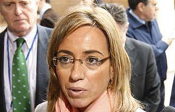 Muere un militar español en Afganistán Carmen Chacón atendiendo a los periodistas