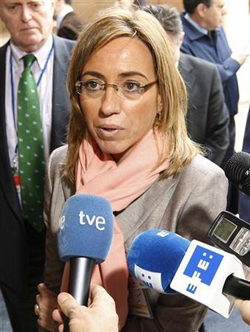 Carmen Chacón atendiendo a los periodistas