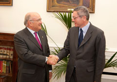 Carlos Carnicer y Alberto Ruóz-Gallardón dándose la mano