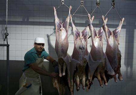 magen de un carnicero en un matadero en la localidad gaditana de La Línea de la Concepción el 26 de septiembre magen de un carnicero en un matadero en la localidad gaditana de La Línea de la Concepción el 26 de septiembre