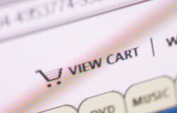 La necesaria reforma de la Ley de Cajas de Ahorros, líder del TOP10 de Librería Civitas en abril Alguien haciendo una compra por ordenador.