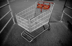 Modificaciones al derecho de desistimiento Un carrito de la compra por la calle.