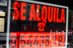 Arrendamientos urbanos y despachos de abogados Un cartel de "Se alquila" en un edificio de Madrid, el 27 de marzo de 2013