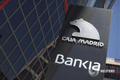España financiará a Bankia y a las regiones a través del Tesoro En la imagen, un cartel de Bankia en la puerta de la sede madrileña de la entidad el 18 de mayo de 2012