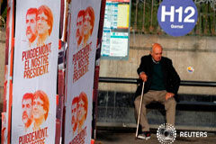 Puigdemont renuncia a ser candidato a la Generalitat y propone a su número dos Imagen de archivo en la que se ve un cartel electoral con las imágenes del ex presidente catalán Carles Puigdemont y el ex líder de la ANC, Jordi Sànchez, en Barcelona, el 19 de diciembre de 2017