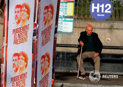 Imagen de archivo en la que se ve un cartel electoral con las imágenes del ex presidente catalán Carles Puigdemont y el ex líder de la ANC, Jordi Sànchez, en Barcelona, el 19 de diciembre de 2017 Imagen de archivo en la que se ve un cartel electoral con las imágenes del ex presidente catalán Carles Puigdemont y el ex líder de la ANC, Jordi Sànchez, en Barcelona, el 19 de diciembre de 2017